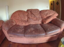 Mocno zabrudzona kanapa przed&nbsp;praniem ekstrakcyjnym - widoczny wieloletni brud wtarty w&nbsp;materiał siedziska.