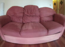 Czysta sofa po&nbsp;praniu ekstrakcyjnym - usunięte plamy i&nbsp;odświeżony kolor tapicerki.