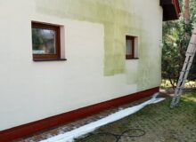 Proces mycia tynku elewacyjnego domu jednorodzinnego - wideczny efekt przed&nbsp;i&nbsp;po&nbsp;umyciu.