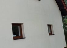 Czysta i&nbsp;odświeżona, jasna elewacja domu po&nbsp;profesjonalnym umyciu - efekt końcowy bez&nbsp;zacieków i&nbsp;glonów.