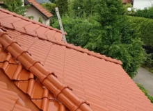 Wyczyszczony i&nbsp;zaimpregnowany dach z&nbsp;dachówki ceramicznej. usunięty mech i&nbsp;osad, przywrócony naturalny kolor.